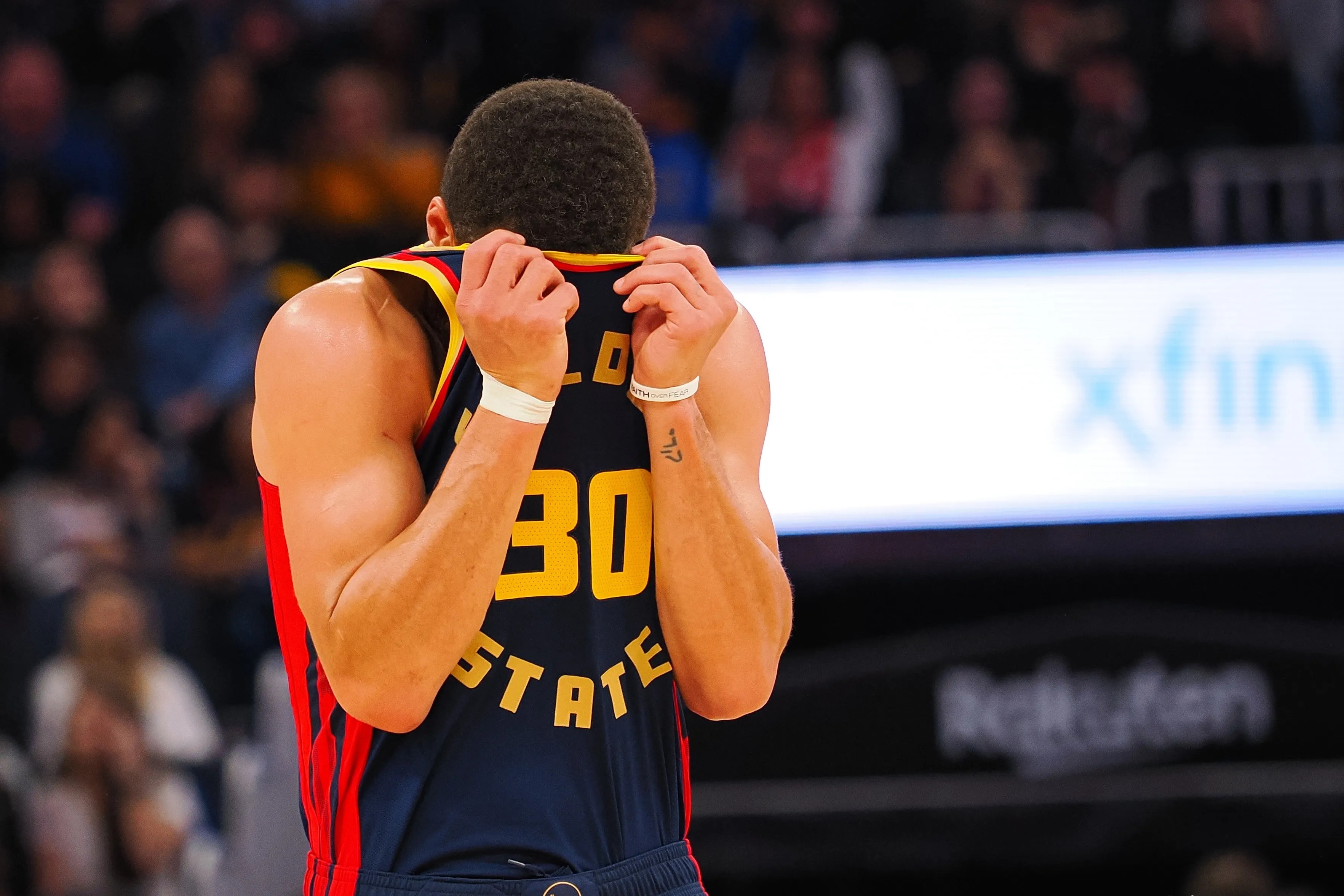 直播-库里在公牛比赛中败北，比赛局势复杂引发热议！引发球迷热议-直播