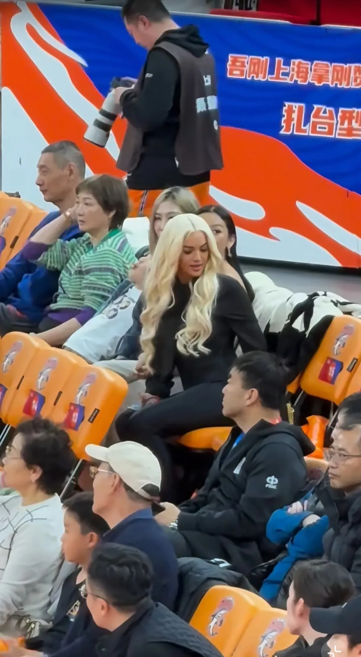 包含上海久事迎英超关键赛；赛前更衣室发声；球迷炸锅；控场能力受关注的词条