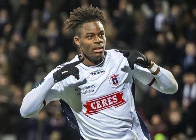 包含上海久事迎英超关键赛；赛前更衣室发声；球迷炸锅；控场能力受关注的词条