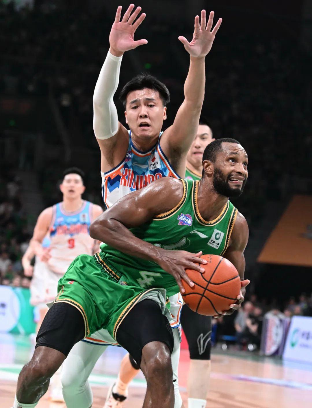 赛地聚焦：CBA常规赛冲刺阶段热度飙升；曼城止住颓势；管理层满意；训练强度明显提升的简单介绍